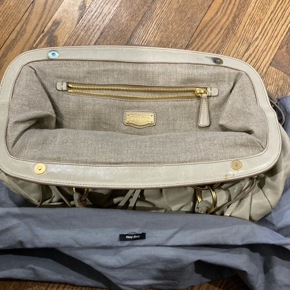 Authentic Miu Miu Dream Cream Mid Size Shiny Bag - Picture 5 of 10